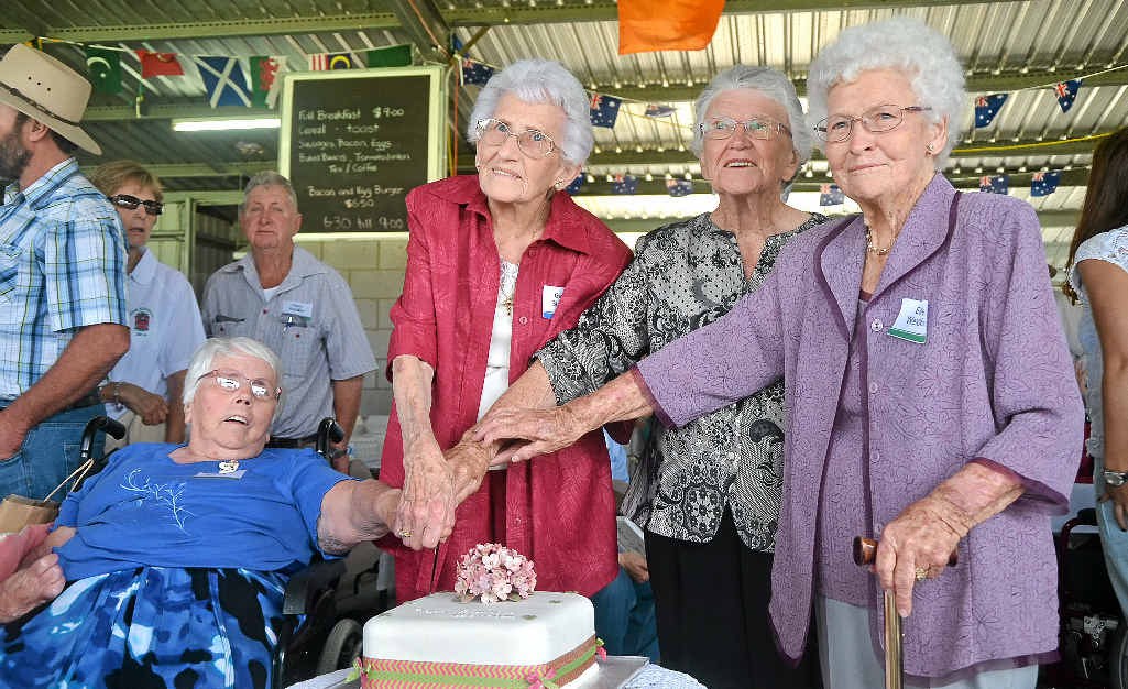 Family members more than 90 years old were invited to cut the 150th anniversary cake.